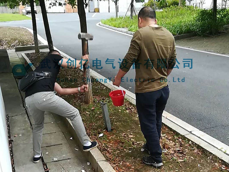 我司技術(shù)人員為長沙客戶調(diào)試絕緣手套靴耐壓裝置